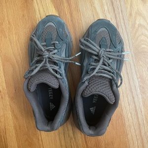 Adidas Yeezy 700 V2 " Mauve " Size 6.5